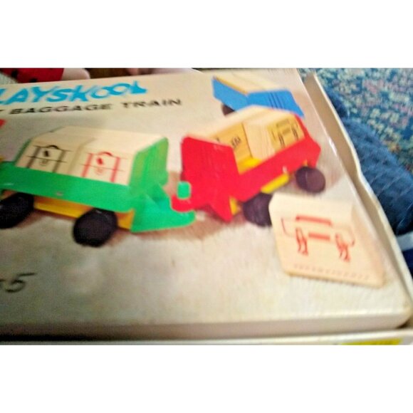 NEVER PLAYED VINTAGE PLAYSKOOL AIRPORT BAGGAGE TRAIN TOY IN ORIGINAL BOX - Picture 3 of 10